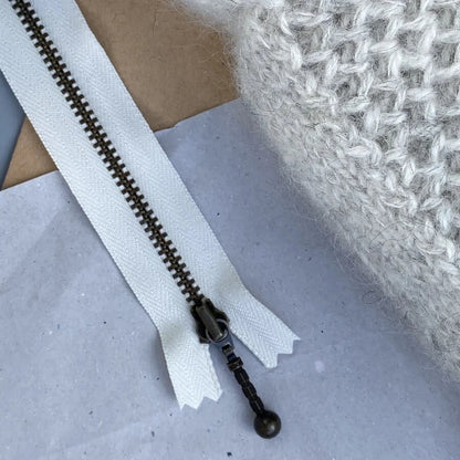 Zipper 17 cm Mother of Pearl PetiteKnit