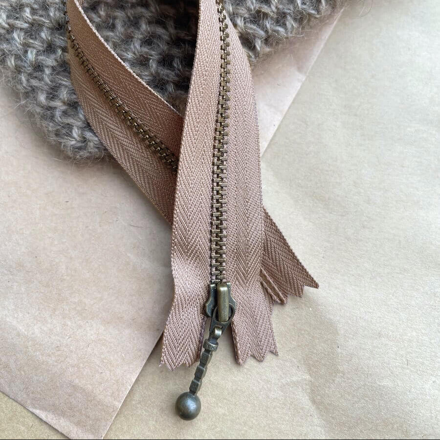 Zipper 23 cm Hazelnut PetiteKnit